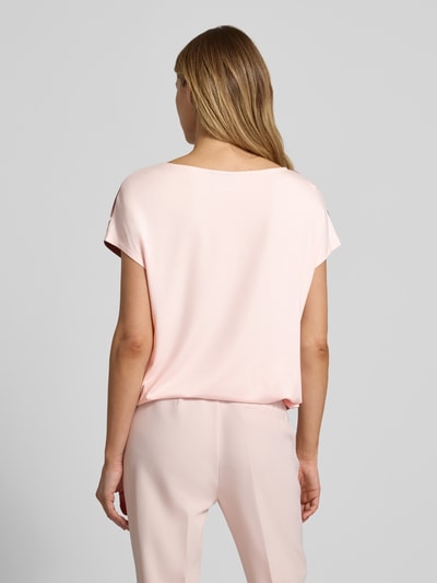 Frauenmodel trägt Loose Fit T-Shirt aus Viskose-Mix von s.Oliver BLACK LABEL in Optik:Allover-Muster, Farbe hellrosa, Satin, Ganzkörperansicht Rückansicht.