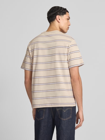Männermodel trägt T-Shirt mit Logo-Stitching von Calvin Klein Jeans in Beige mit Streifen, Reine Baumwolle, Gerader-Schnitt, Rückenansicht, Rückenlänge 69 cm bei Größe M.