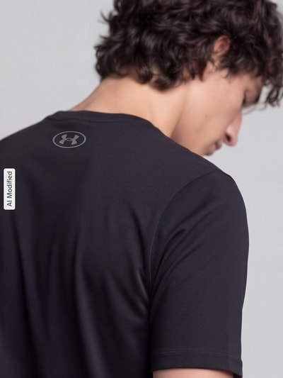 Männermodel trägt schwarzes Regular Fit Sport-T-Shirt aus Baumwoll-Mix von Under Armour mit glatter Textur, Nahaufnahme Rückansicht, KI-modifiziertes Bild.