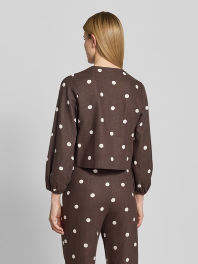 Frauenmodel trägt Regular Fit Bluse mit Zierschleifen von Jake*s Casual im Leinen-Viskose-Mix mit weißen Punkten, Ganzkörperansicht Rückansicht.