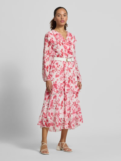 Vrouwenmodel draagt Midikleid met Volants Modell 'Scarlet' van ZABAIONE, getailleerde pasvorm, serafino-hals, riem, roze-witte bloemenprint, lichte stof, volledige lichaamsaanzicht van voren.