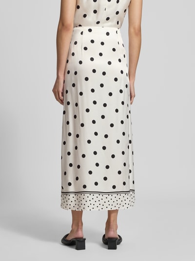Vrouwenmodel draagt maxirok uit zuiver viscose Model 'Alba' van Ted Baker, los model, witte stof met zwarte stippen, totale lengte maat 36: 95 cm, bandwijdte maat 36: 38 cm, sierstrik, dames maxirok, geheel aanzicht rugzijde.