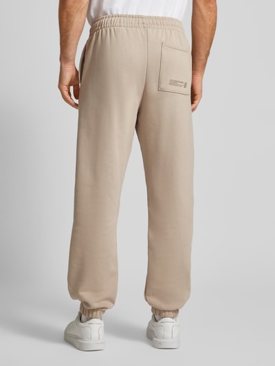 Guess Activewear Relaxed fit sweatpants met labelprint, model 'EMIS' Beige - 5