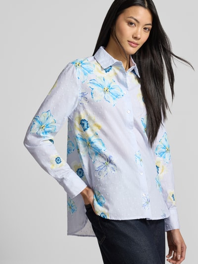 Frauenmodel trägt Regular Fit Hemdbluse aus reiner Baumwolle von Christian Berg Woman mit floralem Allover-Print in Blau und Gelb, Hemdblusenkragen, langärmelig, Textur mit feinen Punkten, Ganzkörperansicht von vorne.