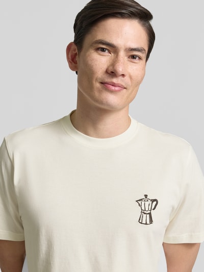 Männermodel trägt Regular Fit T-Shirt aus reiner Baumwolle Modell 'HASPEN' von SELECTED HOMME, Optik: Unifarben, Motiv-Stitching, Nahaufnahme Oberkörper.