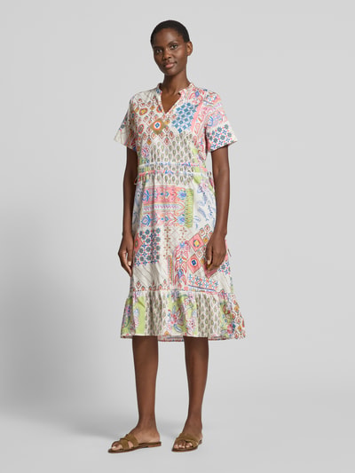 Frauenmodel trägt Midikleid mit V-Ausschnitt und seitlicher Schnürung von Smith and Soul, Reine Baumwolle, A-Linie, Allover-Look, Ganzkörperansicht von vorne.