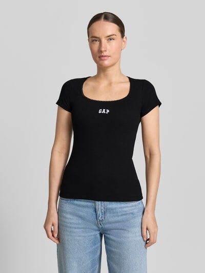 Frauenmodel trägt T-Shirt mit Logo-Stitching von GAP aus schwarzem Baumwoll-Mix mit Stretch-Anteil, körpernahe Passform, Rundhalsausschnitt, Rückenlänge bei Größe S 57 cm, Ganzkörperansicht von vorne.