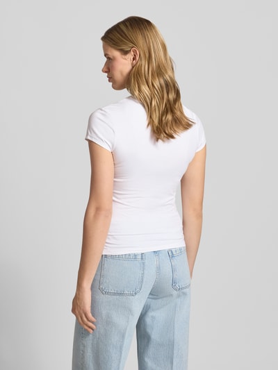 Frauenmodel trägt T-Shirt mit Rundhalsausschnitt von REVIEW aus Baumwoll-Elasthan-Mix, Damen T-Shirt im Slim-Fit, Rückenlänge 51 cm, Hellblau und Weiß, Ganzkörperansicht Rückansicht.