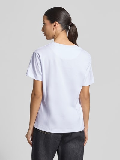 Modelka kobieca nosi T-Shirt mit Rundhalsausschnitt od Stefanel, biała bawełna, prosty krój, długość pleców w rozmiarze S: 61 cm, widok całej sylwetki z tyłu