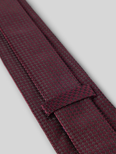 Produktfoto, Krawatte aus reiner Seide von OLYMP in Bordeaux mit feinem, kleinteiligem Muster, matte Textur vor grauem Hintergrund.