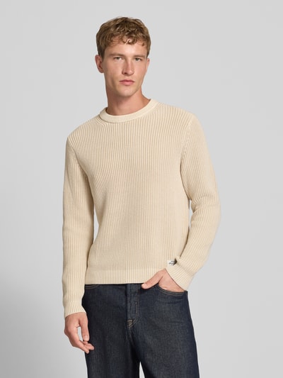 Männermodel trägt cremefarbenen Regular Fit Pullover aus reiner Baumwolle Modell 'DORIAN CREW' von Pepe Jeans, Herren Pullover, Nahaufnahme Oberkörper.