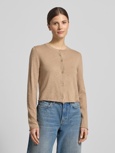 Vrouwenmodel draagt Regular Fit Cardigan aus Baumwolle-Leinen-Mix van Marc O'Polo, beige effen fijn breisel, ronde hals, lange mouw, rolzoom, vooraanzicht bovenlichaam.
