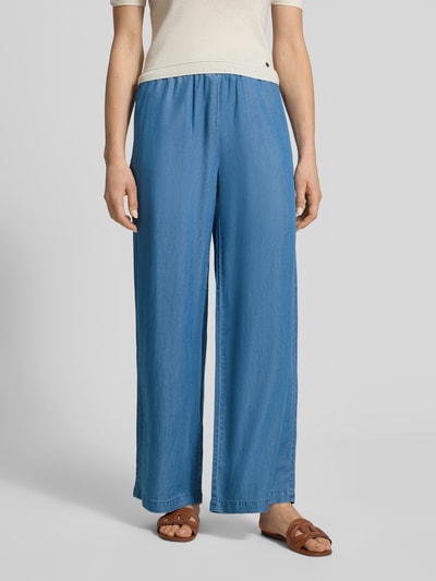 Frauenmodel trägt Wide Leg Hose aus Lyocell Modell 'BREE' von Vero Moda, unifarben, High Waist, Twill-Textur, Nahaufnahme Oberkörper bis Knöchel.
