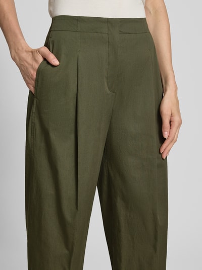 Frauenmodel trägt Caprihose mit Gesäßtasche von Luisa Cerano in Olivgrün, Relaxed Fit, Baumwoll-Elasthan-Mix, Nahaufnahme Oberkörper.