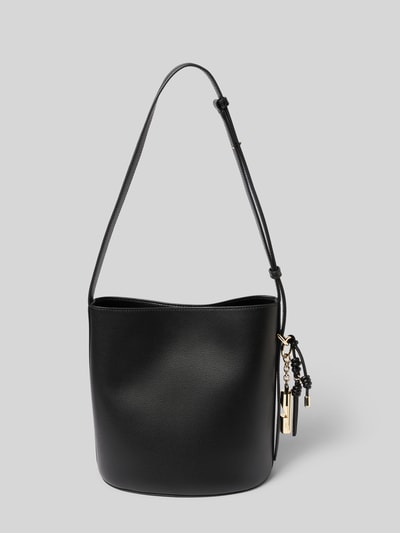 Produktfoto, czarna torebka typu bucket bag z aplikacją z logo, skórzana tekstura, model 'Roxie' od Furla, główna przegroda z zapięciem na magnes, regulowany pasek na ramię, przegródka zapinana na zamek błyskawiczny wewnątrz, szerokość w rozmiarze 1: 24 cm, długość w rozmiarze 1: 26 cm, głębokość w rozmiarze 1: 17 cm, długość paska na ramię w rozmiarze 1: 67 cm.