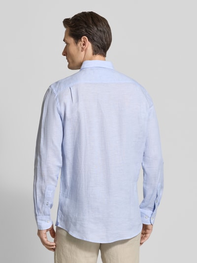 Männermodel trägt Slim Fit Leinenhemd mit Brusttasche von Christian Berg Men in hellblau, Langarm, Rückansicht, Ganzkörperansicht.