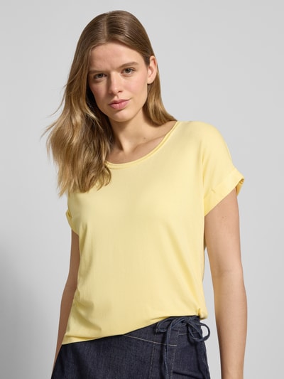 Frauenmodel trägt Regular Fit T-Shirt aus Viskose-Mix Modell 'MOSTER' von Only, Optik: Unifarben, Feinripp, Rundhals, Kurzarm, Ärmelabschluss fixierter Umschlag, Nahaufnahme Oberkörper.