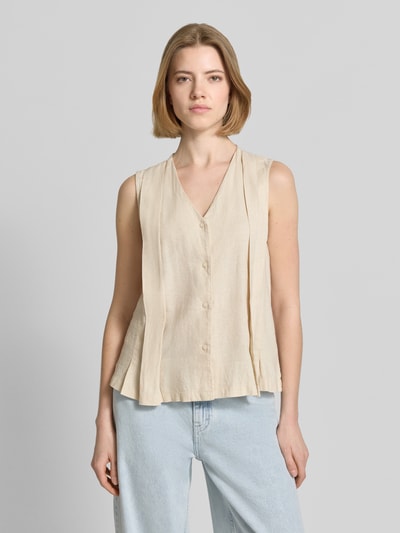 Frauenmodel trägt Weste aus Leinen-Viskose-Mix Modell 'LINNO' von ICHI in Beige, V-Ausschnitt, Knopfleiste, Regular Fit, Ganzkörperansicht von vorne.
