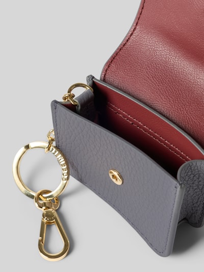 Productfoto, sleutelanhanger met Minitas van Coccinelle met structuurpatroon, labeldetail in metallic, karabijnsluiting, schakelketting