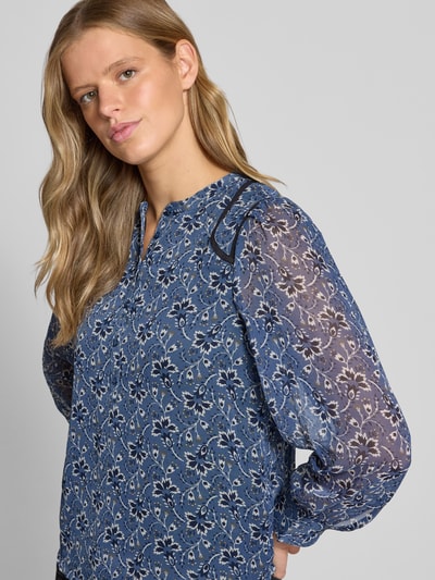 Modelka kobieca nosi Langarmbluse mit semitransparenten Ärmeln Modell 'GANIA' od PEPE JEANS o kwiecistym wzorze, widok z przodu, zbliżenie na górną część ciała.