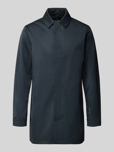 Produktfoto, Krótki płaszcz z wykładanym kołnierzem i detalem z logo Model 'EIDE' od Casual Friday, mieszanka materiałów z dodatkiem streczu, krój regular fit, wpuszczana kieszeń, długość tyłu w rozmiarze M: 88 cm, szerokość ramion w rozmiarze M: 46 cm, szerokość klatki piersiowej w rozmiarze M: 54 cm, długość rękawów w rozmiarze M: 66 cm, kolor ciemny jednolity, gładka tekstura.