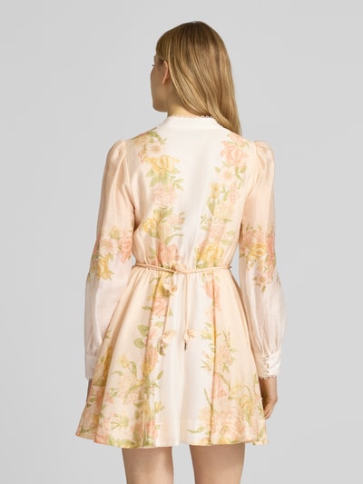 Frauenmodel trägt Cocktailkleid mit Bindegürtel Modell 'Shannah' von Forever New aus Reine Baumwolle, florales Muster, A-Linie, Minikleid, Stehkragen, Knopfleiste, Ganzkörperansicht Rückansicht.