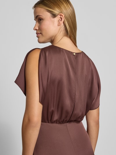 Frauenmodel trägt Midikleid aus Satin von SWING in Braun, taillierte Passform, Kurzarm, glänzende Textur, Ganzkörperansicht Rückansicht.