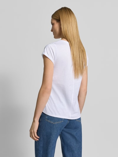 Frauenmodel trägt T-Shirt mit Stitching und Rundhalsausschnitt von Christian Berg Woman in Weiß, reine Baumwolle, Regular Fit, Rollsaum, Ganzkörperansicht Rückansicht.