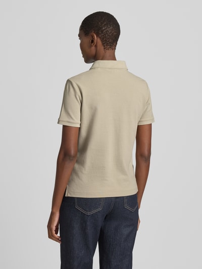 Frauenmodel trägt Poloshirt mit Logo-Stitching und Polokragen von Gant in Beige, Reine Baumwolle, Regular-Fit, Rückenlänge 57 cm, Ganzkörperansicht Rückansicht.