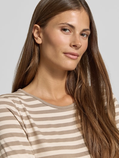 Vrouwenmodel draagt Skinny Fit Longsleeve uit viscosemix model 'Liana' van FREE/QUENT, beige-wit gestreept, nahaufnahme bovenlichaam.
