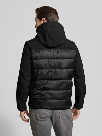 Männermodel trägt Regular Fit Steppjacke mit wasserabweisender Funktion von Tom Tailor Denim in Optik: Unifarben, Material-Mix, Ganzkörperansicht Rückansicht.