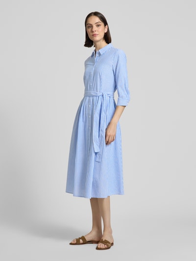 Frauenmodel trägt Hemdblusenkleid mit Bindegürtel und 3/4-Arm von Oui aus Reine Baumwolle, A-Linie, Midikleid, Hemdblusenkragen, Knopfleiste, Ganzkörperansicht von vorne.