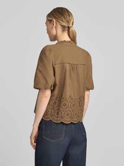 Modelka nosi Boxy Fit Kurzarmbluse aus reiner Baumwolle od s.Oliver RED LABEL, brązowy kolor, ażurowy dół, widok z tyłu, bluzka z krótkim rękawem
