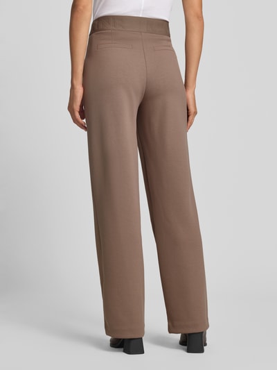 Vrouwenmodel draagt Straight Fit broek uit viscosemix met logodetail van monari, elastische materiaalmix, siernaden, bandwijdte maat 36: 38 cm, binnenbeenlengte maat 36: 79 cm, kleur bruin, comfortband, ganzebody van achteren.