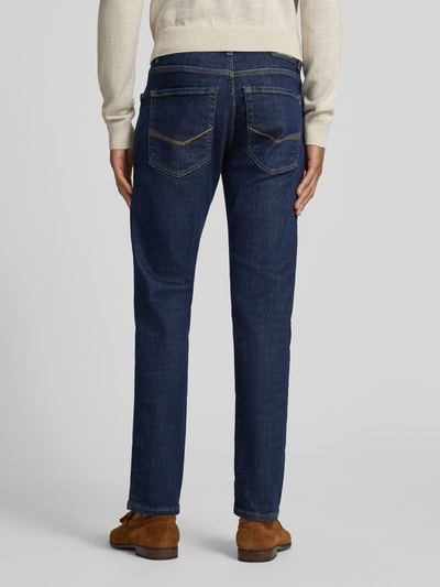 Männermodel trägt Tapered Fit Jeans im 5-Pocket-Design Modell 'Lyon' van Pierre Cardin, donkerblauw, katoenmix, ganzkörperansicht rückansicht.