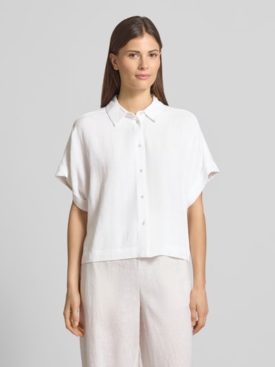 Frauenmodel trägt Regular Fit Bluse aus Viskose-Leinen-Mix Modell 'VIVA' von Selected Femme, uni, Flammgarn, Kurzarm, Ganzkörperansicht von vorne.