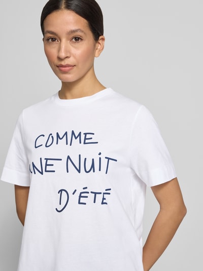 Frauenmodel trägt T-Shirt mit Statement-Print und Rundhalsausschnitt von Rich & Royal, Damen T-Shirt aus Reine Baumwolle, Relaxed-Fit, Rückenlänge 59 cm, Nahaufnahme Oberkörper.
