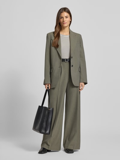 Frauenmodel trägt Relaxed Fit Blazer mit Viskose-Anteil Modell 'Napoli' von Mango in Grau, Doppelknopfleiste, Ganzkörperansicht von vorne.