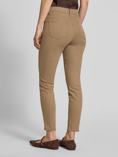 Vrouwenmodel draagt Slim Fit broek in verkorte pasvorm model 'SHAKIRA' van Brax, lyocellmix met katoen, zandkleur, helemaal achteraanzicht.