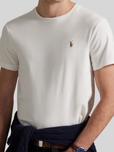 Męski model nosi Slim Fit T-Shirt aus reiner Baumwolle von Polo Ralph Lauren, jednolity kolor, logo, krótki rękaw, krój slim fit, bawełna, dekolt okrągły, widok na górną część ciała z przodu.