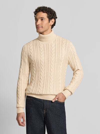 Męski model ma na sobie Slim Fit Strickpullover mit Baumwoll-Anteil Modell 'Callum' von JACK & JONES Premium, kremowy, wzór warkoczowy, długi rękaw, prążkowany golf i mankiety, Ganzkörperansicht von vorne.