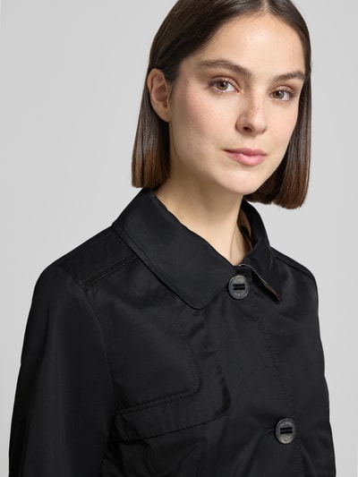 Frauenmodel trägt Jacke mit Umlegekragen und Eingrifftaschen von Gil Bret aus schwarzem Baumwoll-Mix, Regular-Fit, Nahaufnahme Oberkörper. Rückenlänge bei Größe 36: 65 cm, Schulterbreite: 40 cm, Brustweite: 49 cm, Ärmellänge: 65 cm.