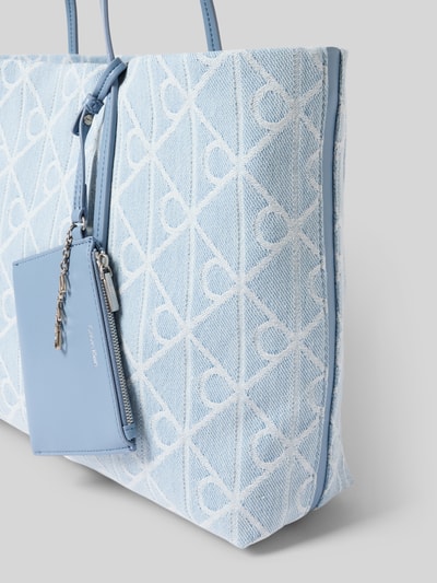 Produktfoto, Shopper aus Baumwolle mit Logo-Muster von CK Calvin Klein in Hellblau mit weißen Muster, Tragehenkel, Innentasche mit Reißverschluss, Maße ca. 45x29x8 cm, Schulterriemenlänge 60 cm, strukturierte Textur.