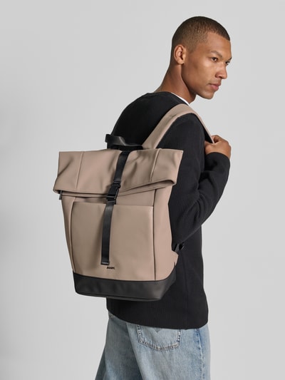 Mannelijk model draagt rugzakfunctie met rubberen bodem model 'lanciano' van JOOP! collectie, Ganzkörperansicht Rückansicht.