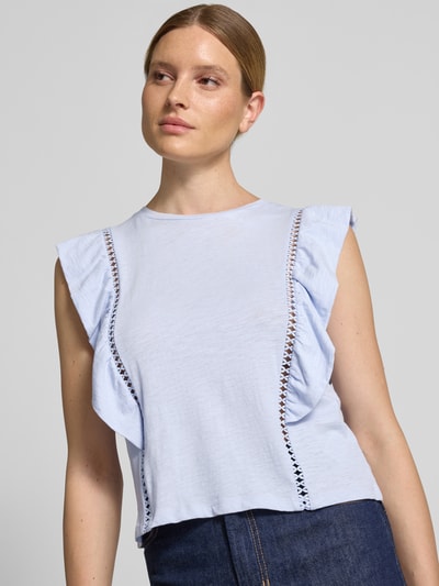 Frauenmodel trägt Regular Fit Top aus reiner Baumwolle von Tom Tailor Denim in Hellblau, unifarben mit Volants und Rundhalsausschnitt, Nahaufnahme Oberkörper.