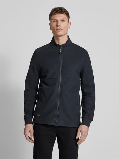 Männermodel trägt Sweatjacke mit Stehkragen und Reißverschluss von camel active aus reiner Baumwolle in Dunkelblau, Ganzkörperansicht von vorne.
