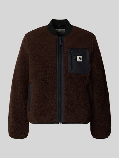 Produktfoto, braune Fleecejacke mit Zweiwege-Reißverschluss Modell 'Janet' von Carhartt Work In Progress aus Teddyfell, schwarze Details, Stehkragen, Eingriff- und Brusttasche, sichtbares Label, strukturierte Textur