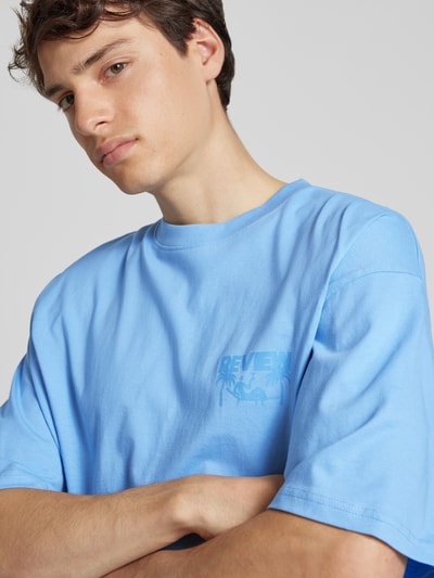 REVIEW T-shirt o kroju oversized z nadrukiem z logo Jasnoniebieski 3