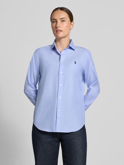 Frauenmodel trägt Regular Fit Hemdbluse aus reiner Baumwolle von Polo Ralph Lauren in Hellblau mit weißen Knöpfen, Ganzkörperansicht von vorne, Damen Hemdbluse von Polo Ralph Lauren.