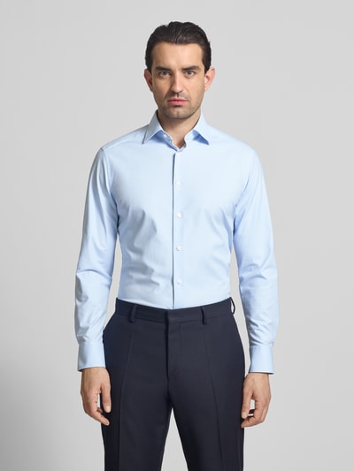 Männermodel trägt Regular Fit Business-Hemd mit Kentkragen von OLYMP im hellblauen Baumwoll-Mix mit Sportmanschetten, Ganzkörperansicht von vorne. Rückenlänge 55 cm, Schulterbreite 40 cm, Ärmellänge 64 cm bei Größe 40.